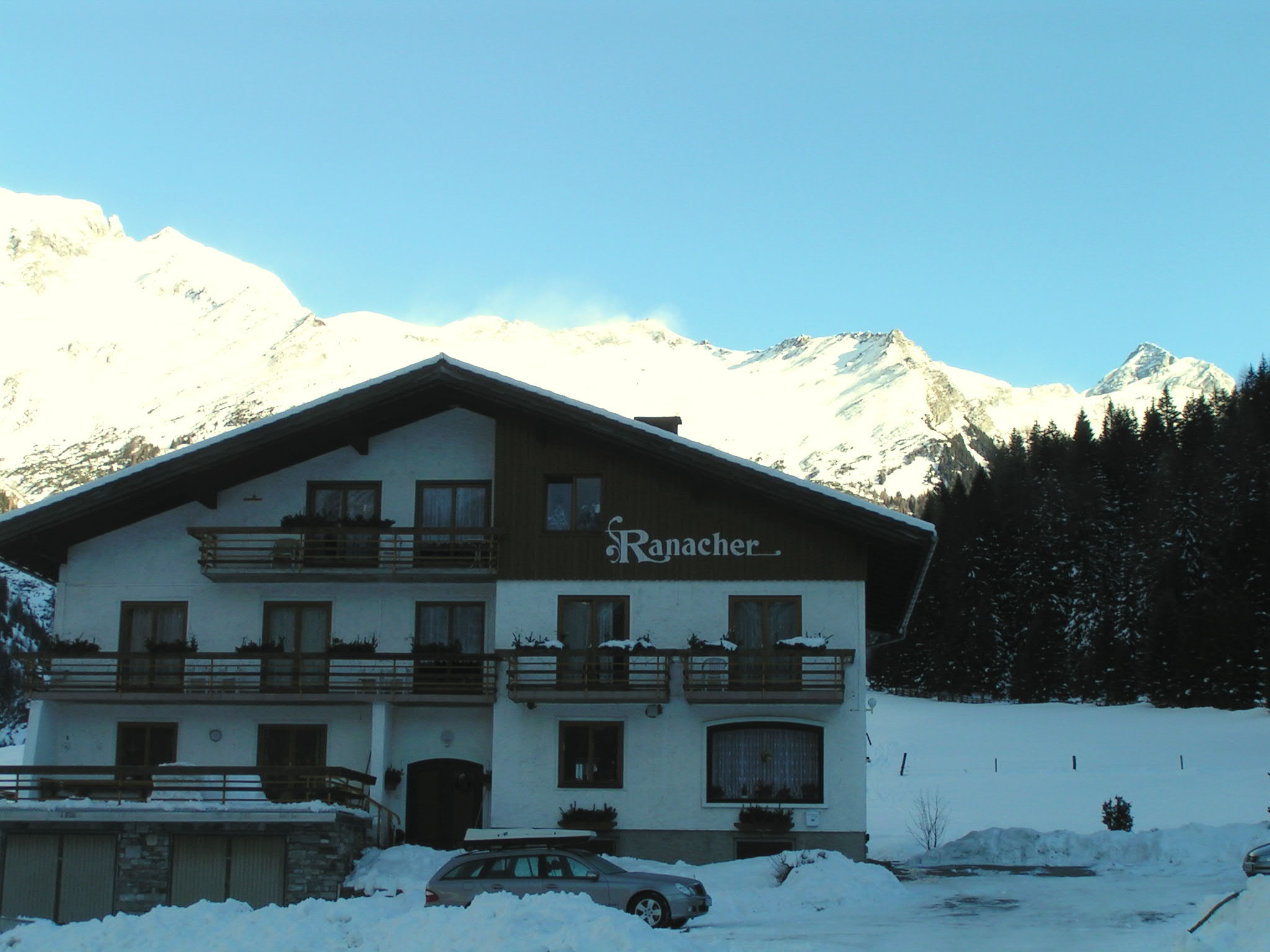 Pension Ranacher mit Skigebiet im Hintergrund