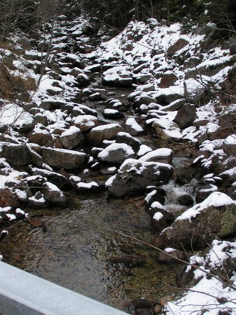 verschneites Flussbett