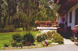 Blick auf Eingang und Terrasse